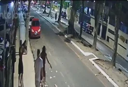 Vídeos flagram dupla assaltando pedestres na Ponta Verde, em Maceió; assista