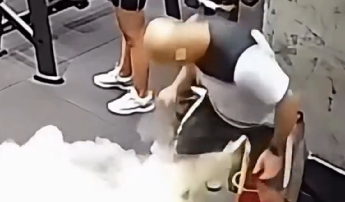VÍDEO: Personal trainer viraliza após acionar extintor de incêndio durante instrução de agachamento