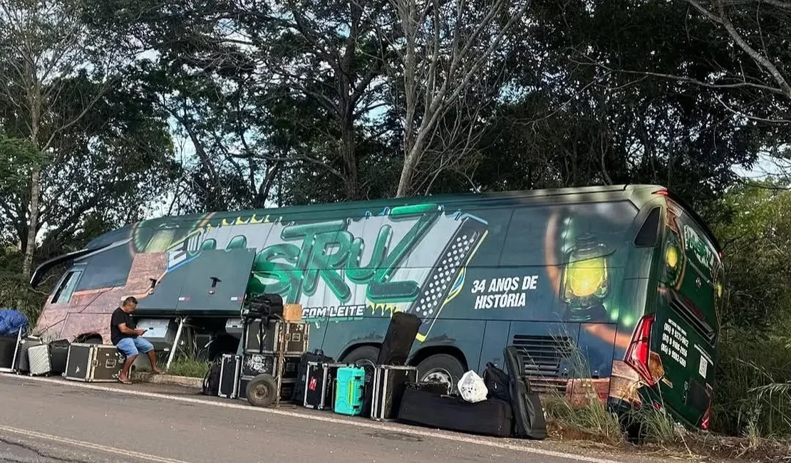 Ônibus da banda Mastruz com Leite se envolve em acidente na BR 226, no Maranhão