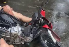 Três pessoas ficam gravemente feridas em acidente entre ônibus e moto, em Maceió