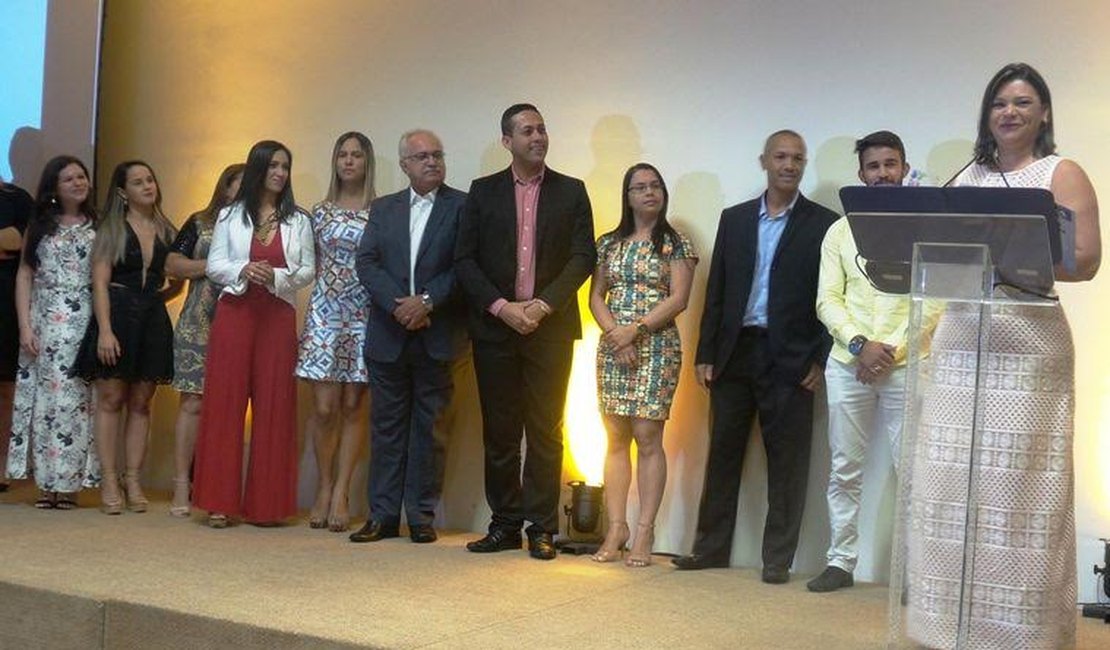 Rogério Teófilo entrega prêmio a empresa arapiraquense vencedora do Great Place to Work