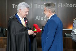 TRE/AL entrega medalha do Mérito Eleitoral a autoridades da Segurança Pública e ao presidente do Coptrel