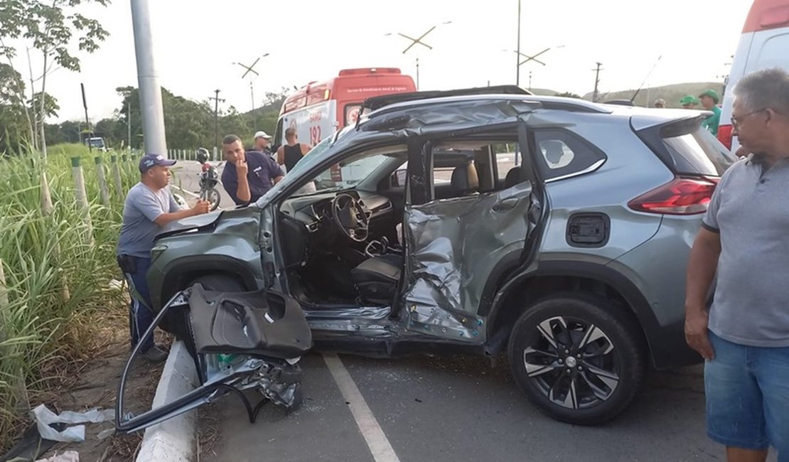 Idoso fica preso às ferragens em acidente envolvendo dois veículos em São Luís do Quitunde