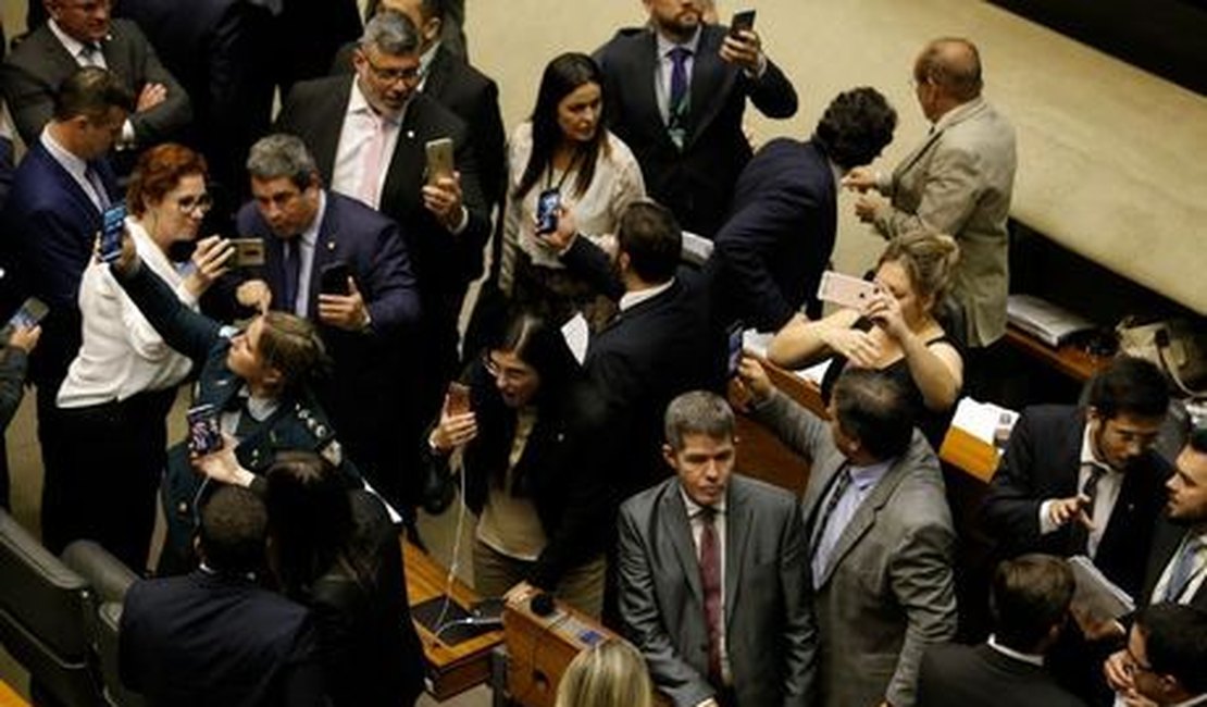 Twitter restringe alcance de tuítes 'abusivos' publicados por políticos