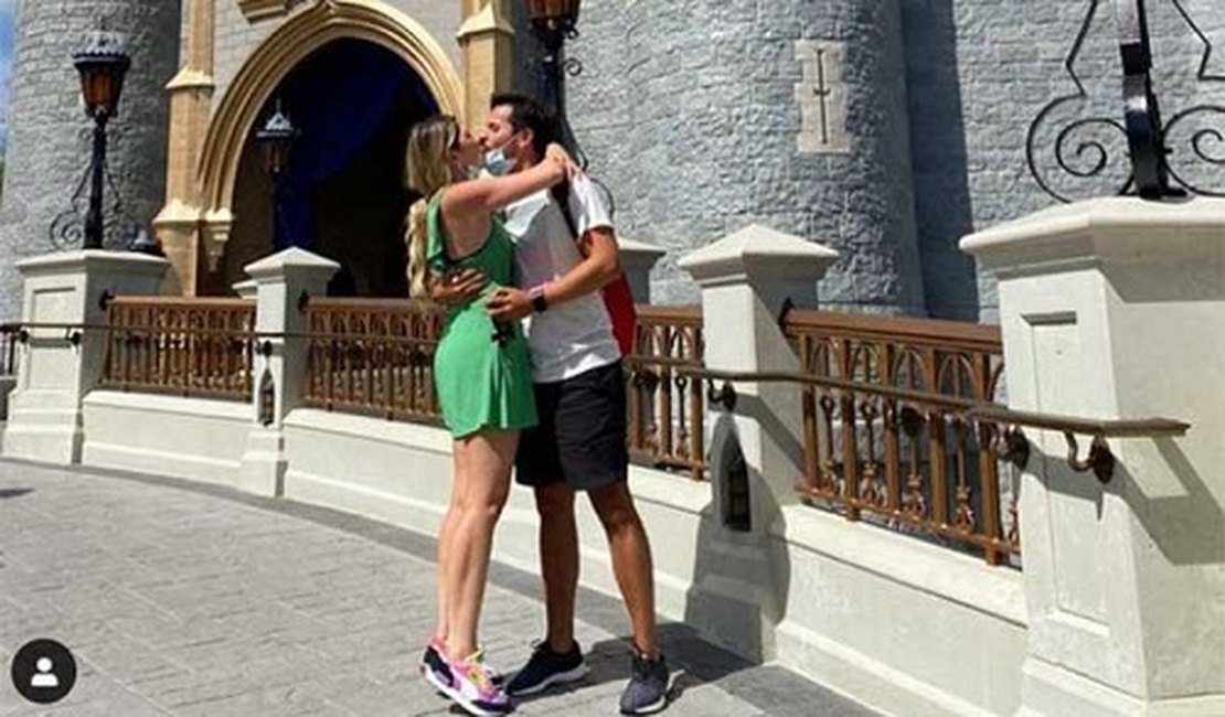 Dani Calabresa é pedida em casamento na Disney