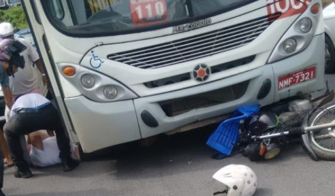 Vídeo: Acidente entre ônibus e motocicleta deixa um ferido em Maceió