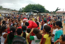 Papai Noel chega de helicóptero para entregar presentes em escola de Arapiraca