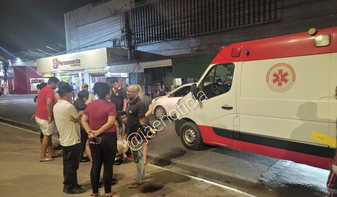 Mulher sofre fratura na perna esquerda após colidir motocicleta em carro no Centro de Arapiraca