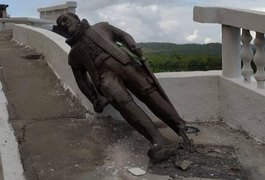 Estátua de Maurício de Nassau, em Penedo é danificada por vândalos