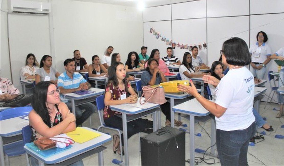 Visitadores recebem capacitação para atender as famílias do Programa Criança Feliz