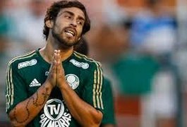 Valdivia não perdoa comentaristas de TV e ataca: 'Burros'