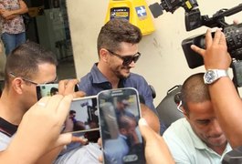 'BBB 17': Marcos deixa delegacia após depoimento sobre suposta agressão