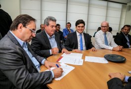 Luciano Barbosa assina termos que possibilitam fortalecimento da agricultura em Alagoas