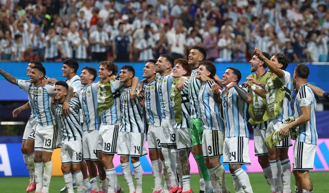Argentina vira nos acréscimos, elimina a Inglaterra e vai à final da Copa