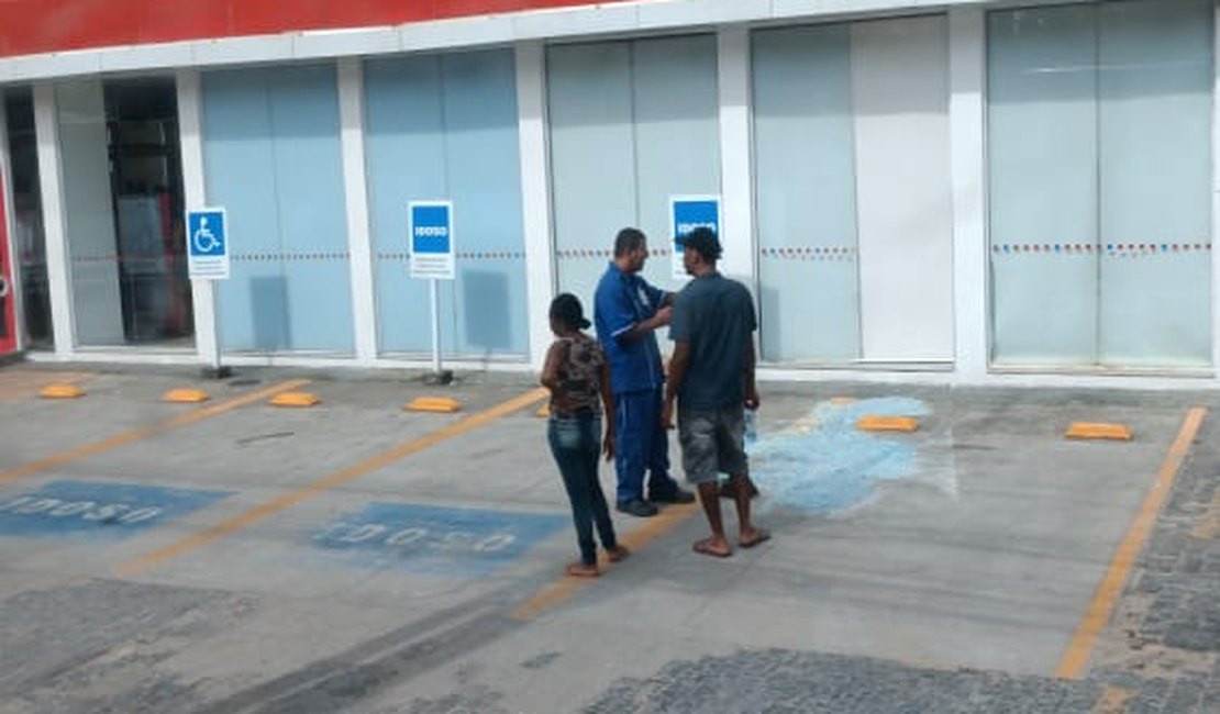 Criminosos quebram vidro de agência do Bradesco em Maceió e furtam computadores e TV