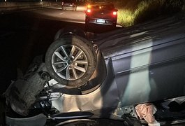 Motorista fica ferido em capotamento de carro na AL-220, em Arapiraca