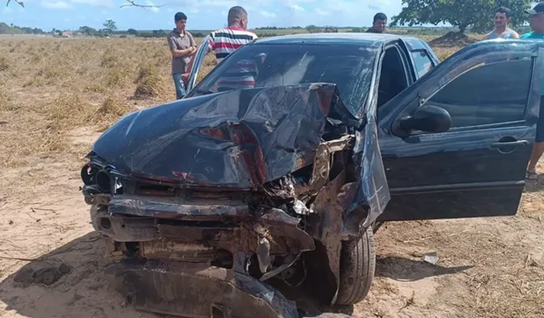 Motorista fica ferido após perder controle de carro e bater em árvore no interior de Alagoas