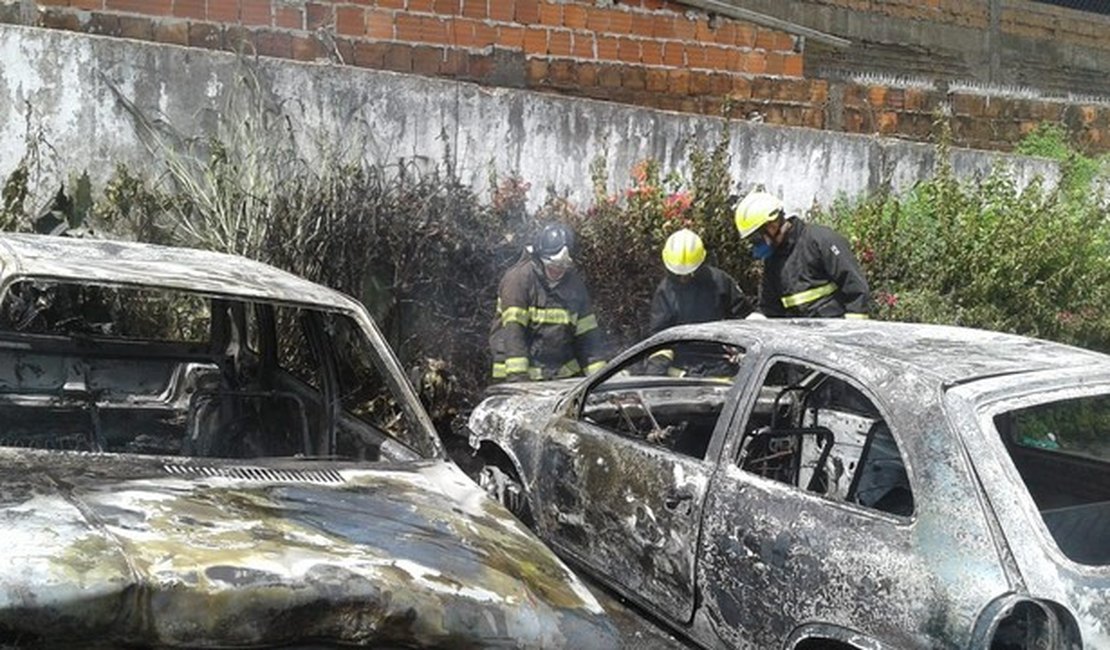 Carros ficam destruídos após incêndio em Maceió