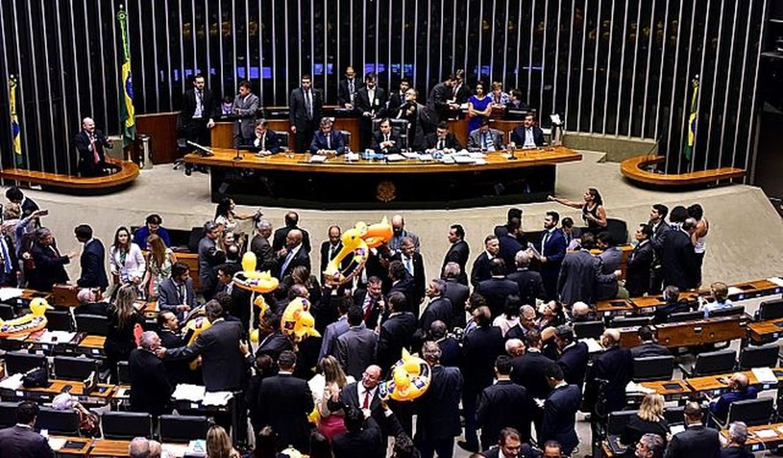 Câmara aprova projeto que libera terceirização em todas as atividades