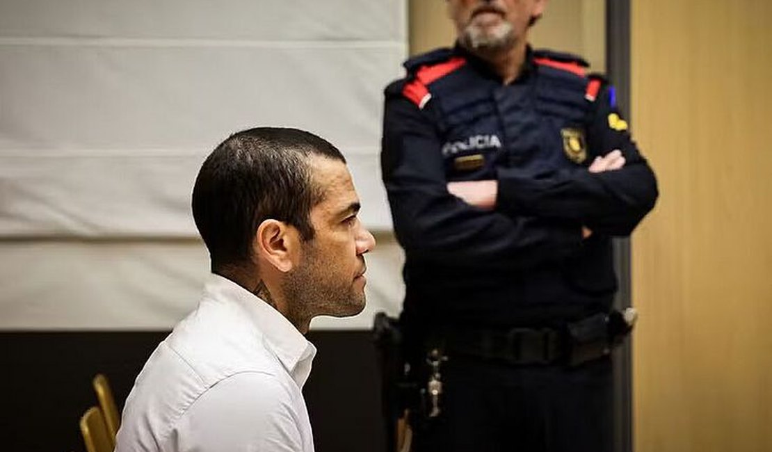 Daniel Alves é condenado a 4 anos e 6 meses de prisão por estupro na Espanha