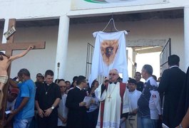 Vídeo. Milhares de fiéis participam da tradicional procissão no Morro Santo da Massaranduba