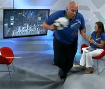 Márcio Canuto tropeça e cai durante transmissão do desfile das campeãs