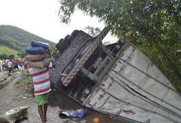 Carreta carregada com leite tomba e carga é saqueada na BR 101