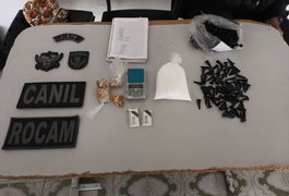 Traficante foge, mas polícia apreende cocaína, crack e caderno com anotações de venda de drogas, em Arapiraca