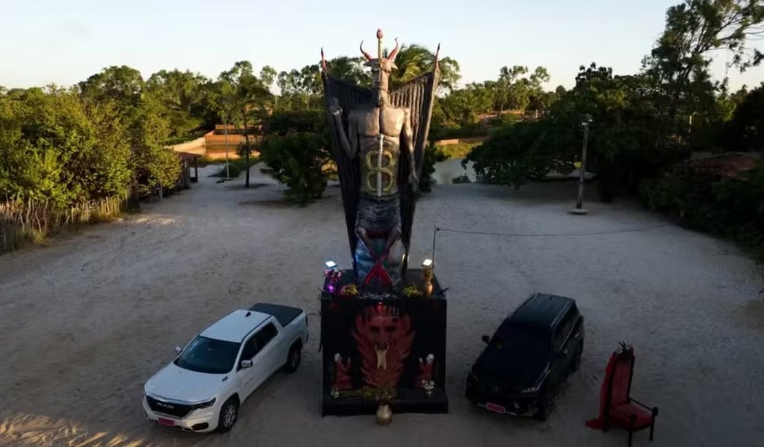 Estátua de 11 metros em homenagem ao Diabo é construída no Ceará
