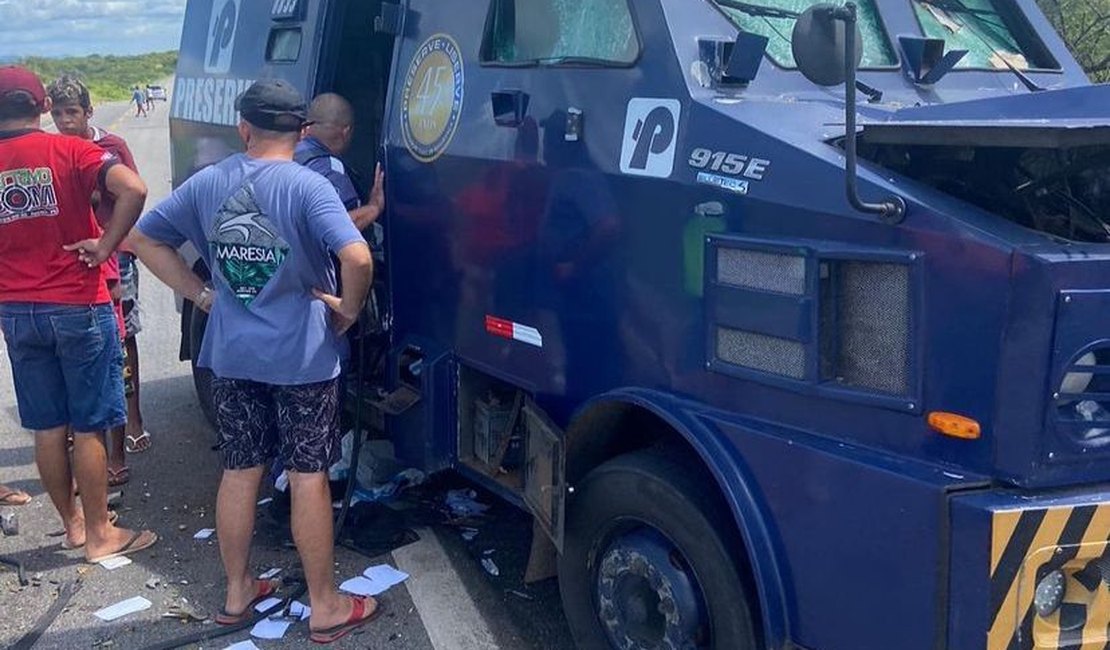 Criminosos armam tocaia e explodem carro forte no interior da Paraíba