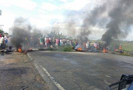 Manifestantes protestam e bloqueiam BR 101 em Murici, Alagoas