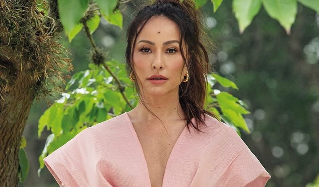 Foto de Sabrina Sato completamente nua durante banho em rio viraliza