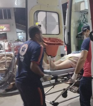 Colisão entre veículo de passeio e motocicleta deixa duas pessoas feridas, em Arapiraca
