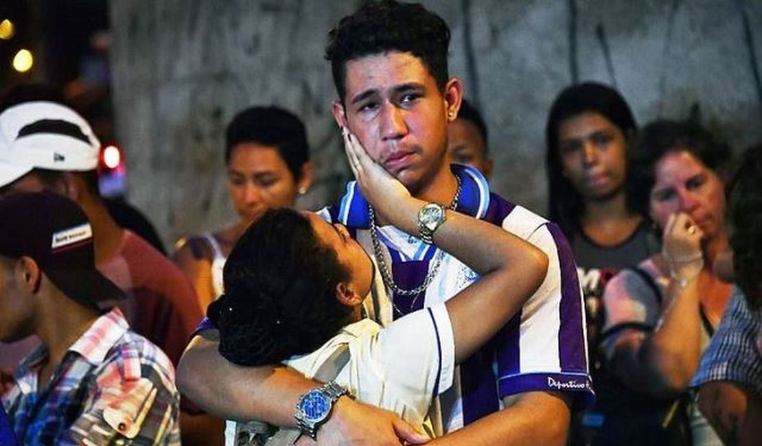 Corpos de vítimas de massacre em escola são velados em estádio de Suzano