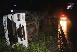 Caminhoneiro tomba com carreta e fica ferido na BR 101, em São Miguel dos Campos