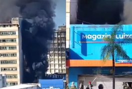 Incêndio de grandes proporções atinge loja do Magazine Luiza no calçadão da Rua do Comércio, em Maceió