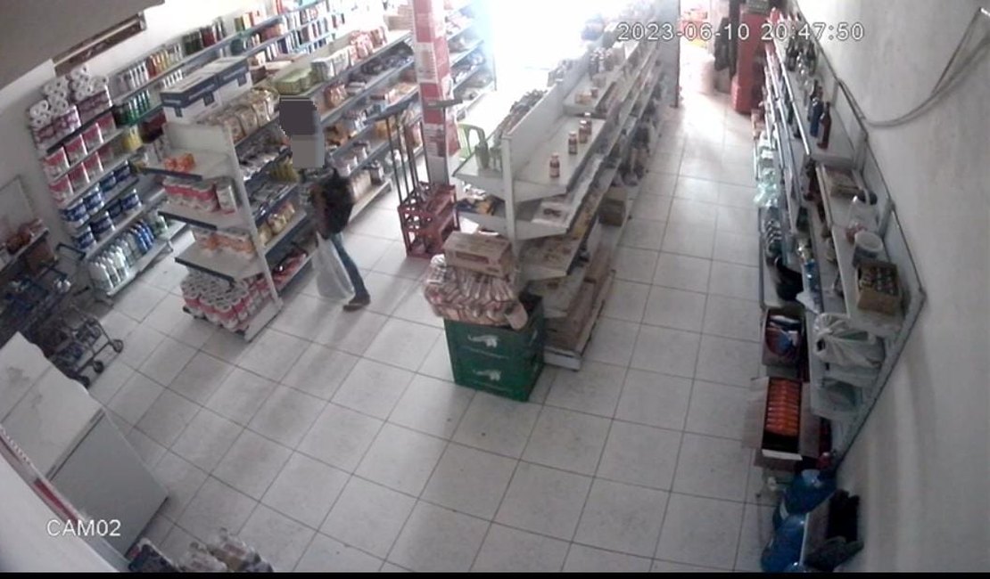 VÍDEO: Câmera flagra mulher furtando produtos em mercadinho no bairro Cacimbas