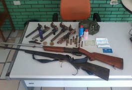 Após denúncia anônima, polícia apreende espingardas e armas artesanais