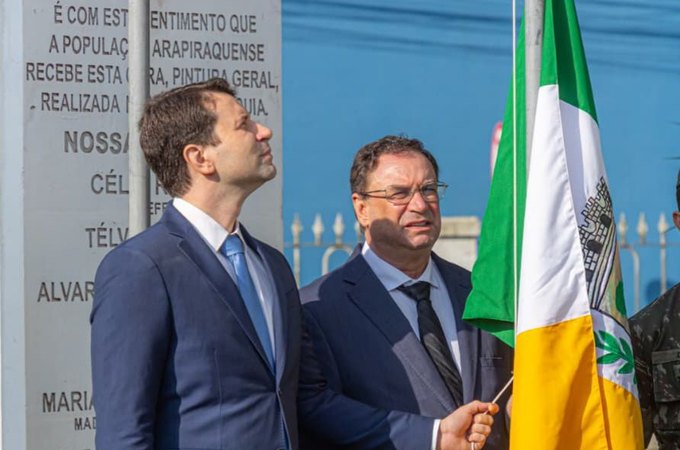 Arapiraca inicia comemorações do 7 de Setembro com representantes da terra hasteando as bandeiras