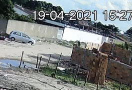 Câmeras de monitoramento da prefeitura flagram motoristas descartando lixo em local proibido, em Arapiraca