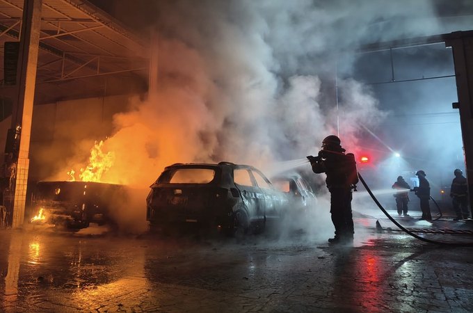 Loja de peças e serviços automotivos pega fogo e cinco carros ficam destruídos em Arapiraca