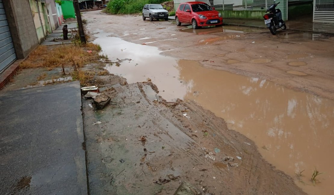 Vídeo. Ruas de barro e esburacadas atrapalham vida de moradores e condutores de Arapiraca