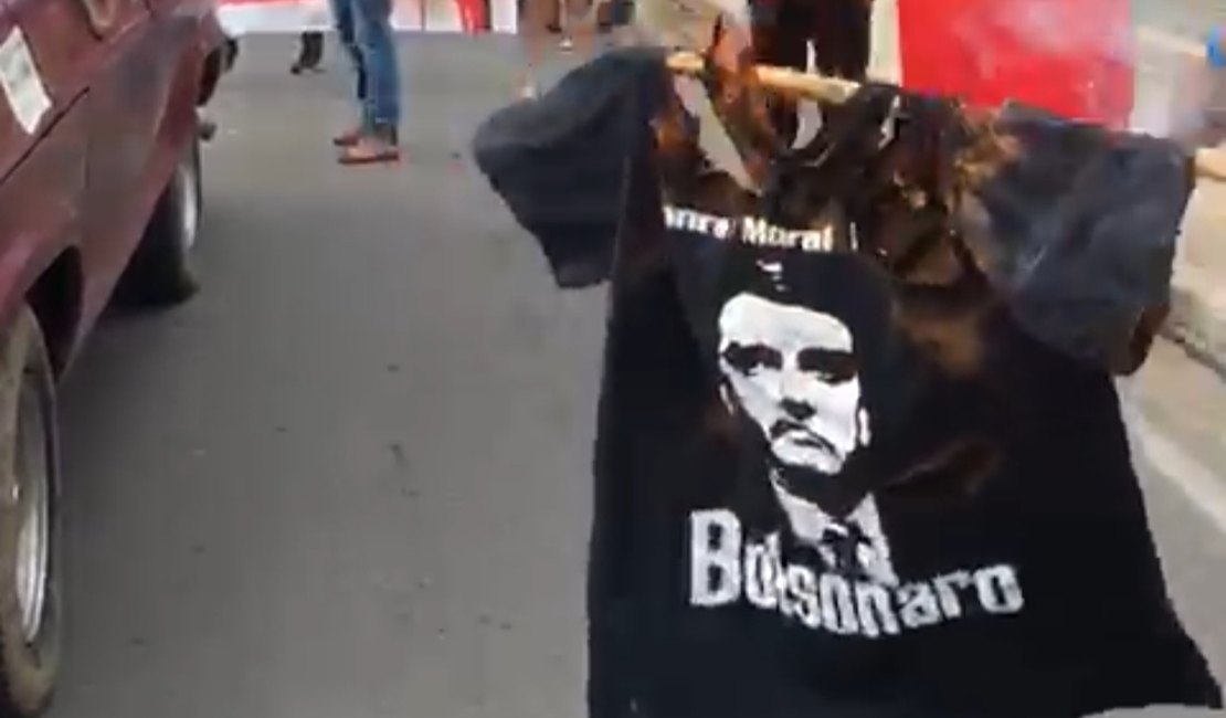 VÍDEO: Manifestantes protestam contra Bolsonaro nas ruas de Arapiraca