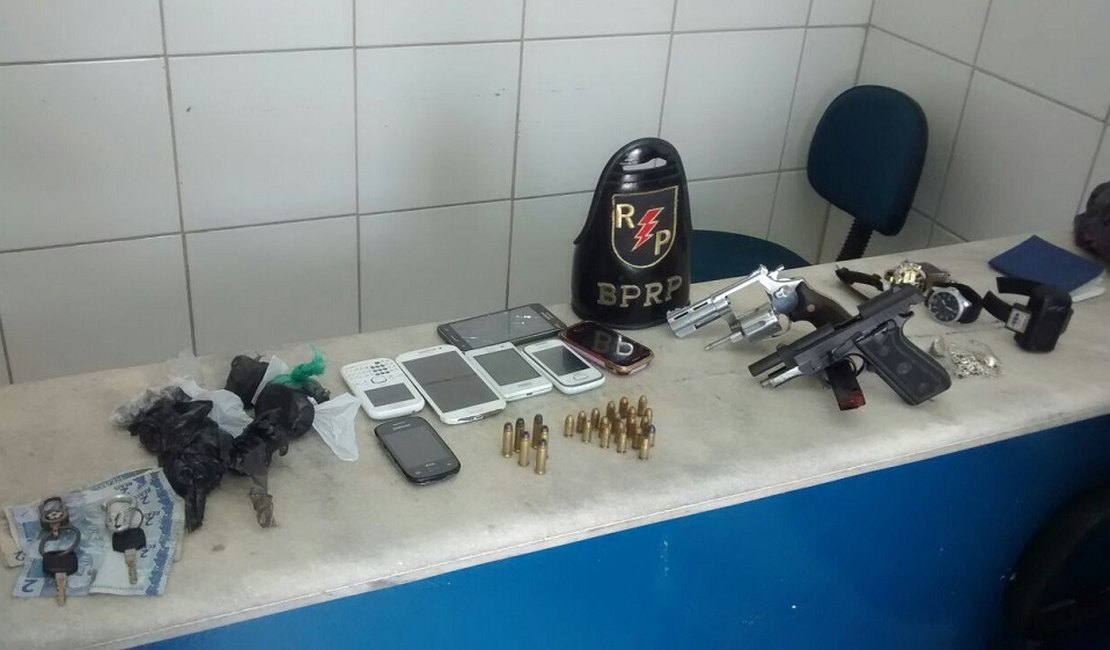 Radiopatrulha detém sete jovens com armas e drogas em condomínio no Petrópolis