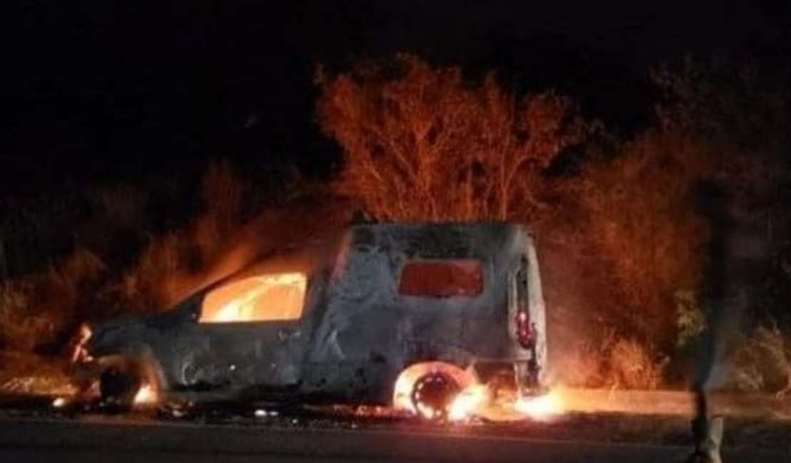 Vídeo. Ambulância que levava pacientes de Santana para Delmiro pega fogo na BR 423