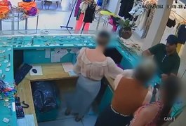 Criminoso armado rende mulheres e rouba dinheiro, celulares e carro em loja na capital alagoana