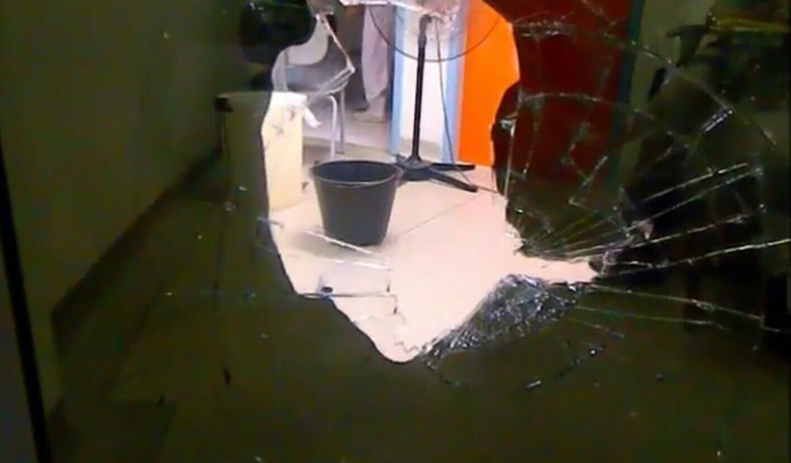 Homem é autuado por ameaça, dano e desacato, após quebrar porta da UE