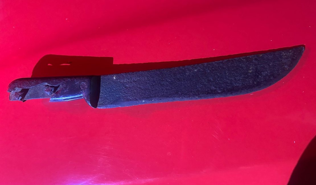 Homem é detido com faca após briga de rua no Centro de Arapiraca