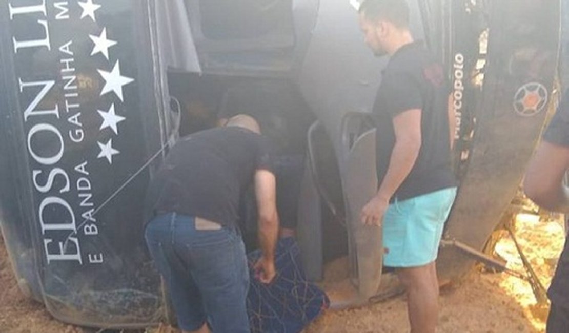 Ônibus da banda Gatinha Manhosa se envolve em acidente e integrantes ficam feridos