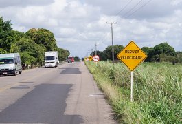 Carro capota e R$ 4 mil são furtados de motorista, em São Sebastião